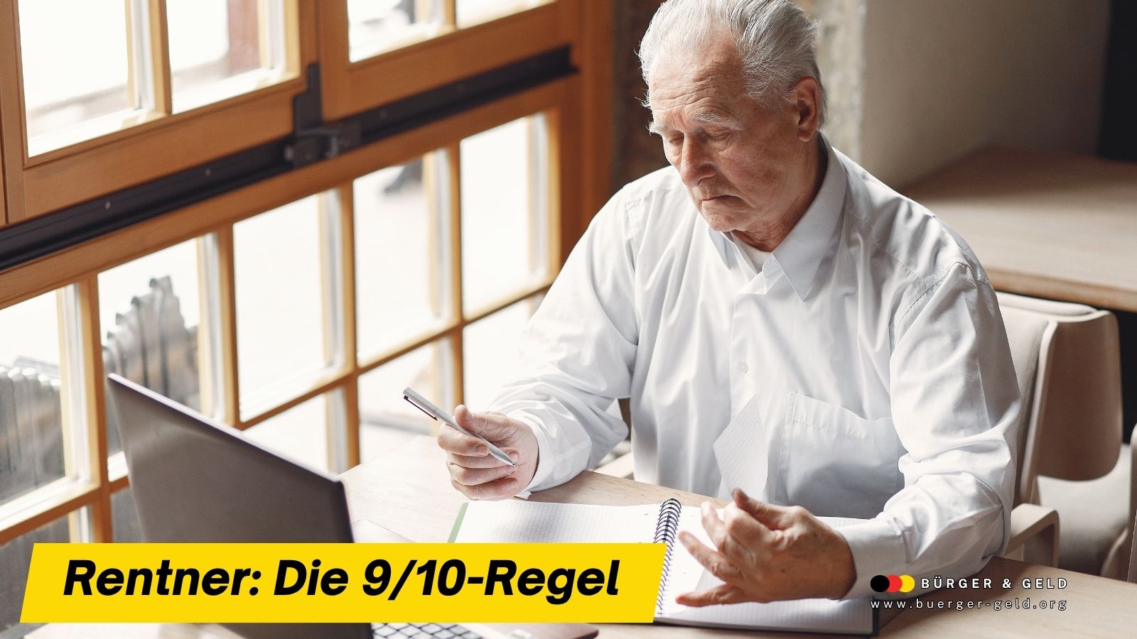 Älterer Mann am Schreibtisch beim Prüfen von Unterlagen zu Krankenversicherung der Rentner und 9/10-Regel