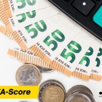 SCHUFA-Score: Geldscheine, Münzen und Taschenrechner symbolisieren Bonität und Kreditwürdigkeit in Deutschland