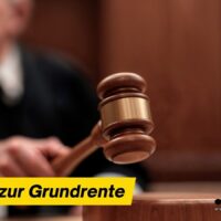 Paukenschlag für die Grundrente: Kein Zuschlag trotz jahrzehntelanger Arbeit! 5 Richter mit Richterhammer verkündet Urteil zur Grundrente – Gerichtsurteil zur Grundrente im Fokus von Bürger & Geld.