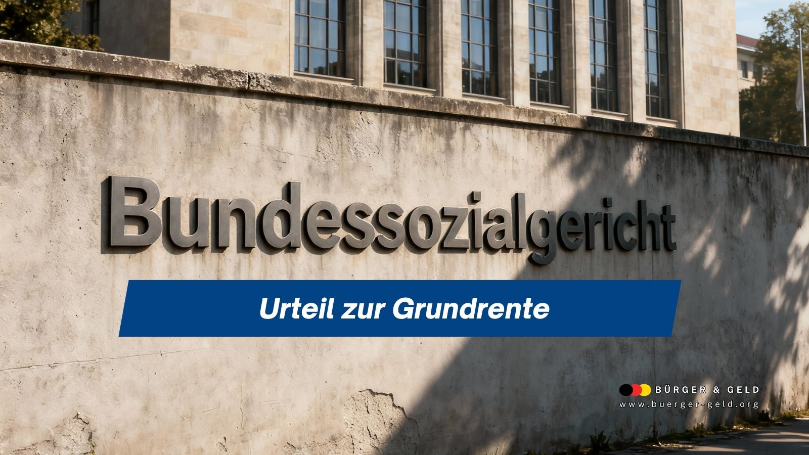 Fassade des Bundessozialgerichts mit großer Aufschrift „Bundessozialgericht“ und blauem Banner „Urteil zur Grundrente“, Branding von Bürger & Geld unten rechts.