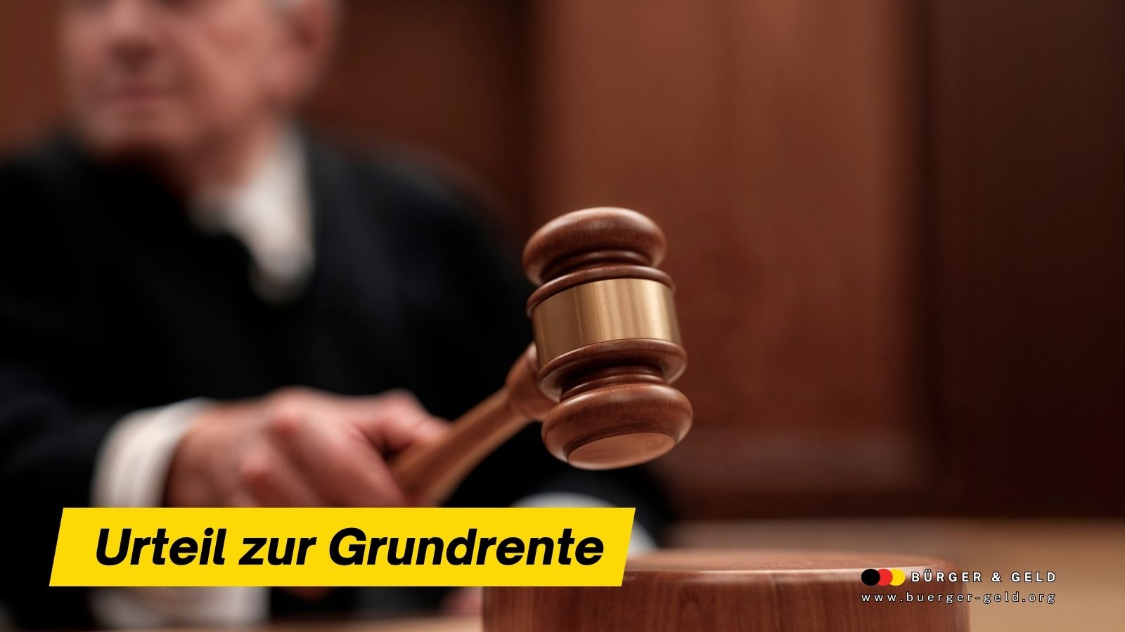 Richter mit Richterhammer verkündet Urteil zur Grundrente – Gerichtsurteil zur Grundrente im Fokus von Bürger & Geld.