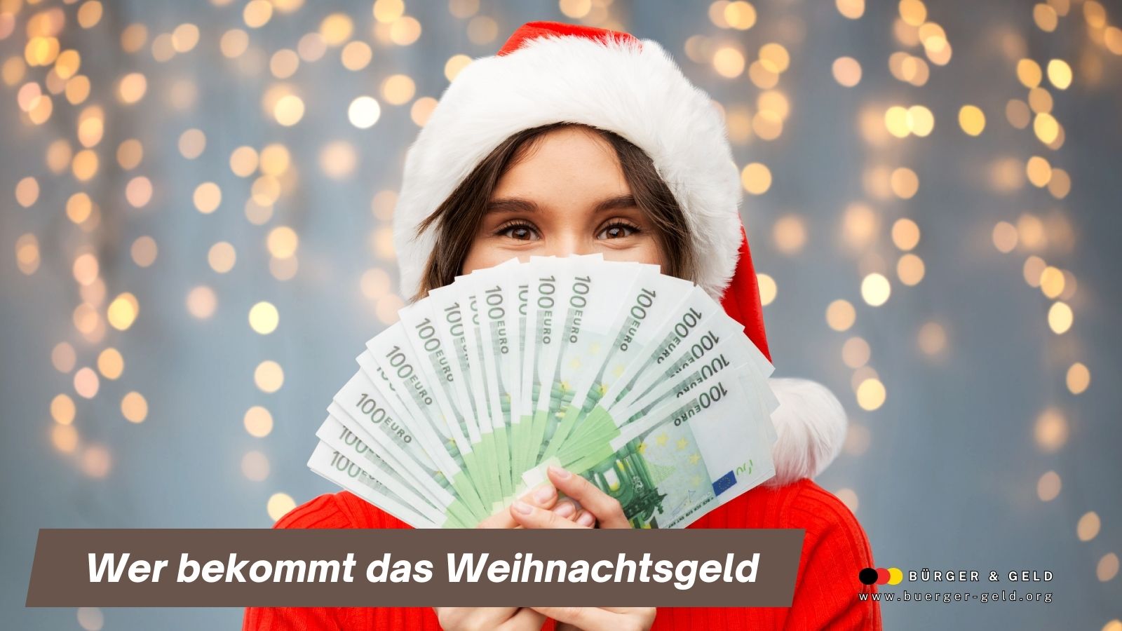 Junge Frau mit Weihnachtsmütze hält 100-Euro-Scheine als Fächer vor dem Gesicht, festlich leuchtender Hintergrund – Thema: Wer bekommt Weihnachtsgeld in Deutschland.