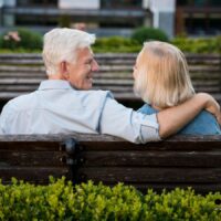 Rentenjahr 2026: Wer kann jetzt wirklich in Rente gehen? Das große Rennen um die Altersgrenzen beginnt 5 Älteres Paar sitzt entspannt auf einer Parkbank, gespiegelt vor dem Hintergrund gepflegter Grünanlagen, Symbol für Lebensabend und Renteneintritt ab 2026