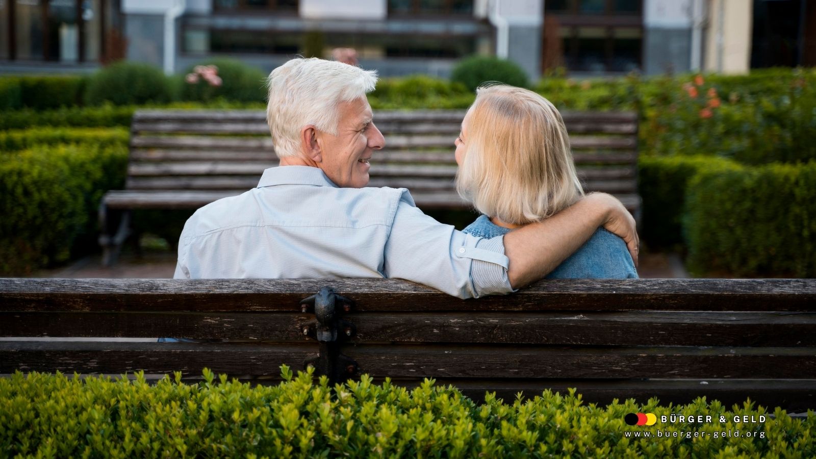 Älteres Paar sitzt entspannt auf einer Parkbank, gespiegelt vor dem Hintergrund gepflegter Grünanlagen, Symbol für Lebensabend und Renteneintritt ab 2026