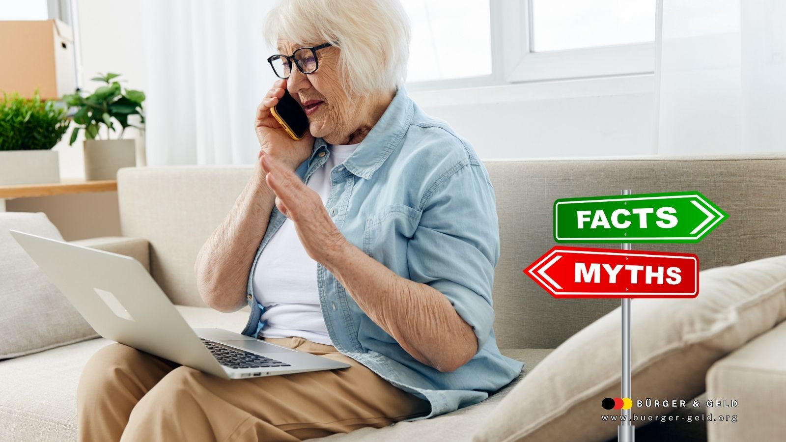 Ältere Frau prüft am Laptop mit Smartphone in der Hand einen Rentenbescheid; Wegweiser mit „Facts“ und „Myths“ symbolisiert Unsicherheit und Klärungsbedarf bei Rentenbescheiden.