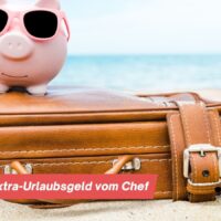 So sicherst du dir jetzt 364 Euro Netto-Extra-Urlaubsgeld von deinem Arbeitgeber 4 Braune Reisetasche am Strand