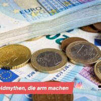 4 Geldmythen, die arm machen 3 Geldscheine und Münzen auf Tisch