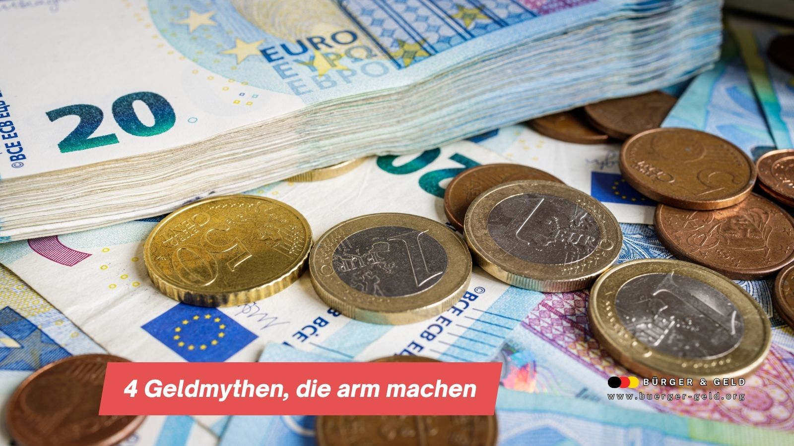 Geldscheine und Münzen auf Tisch