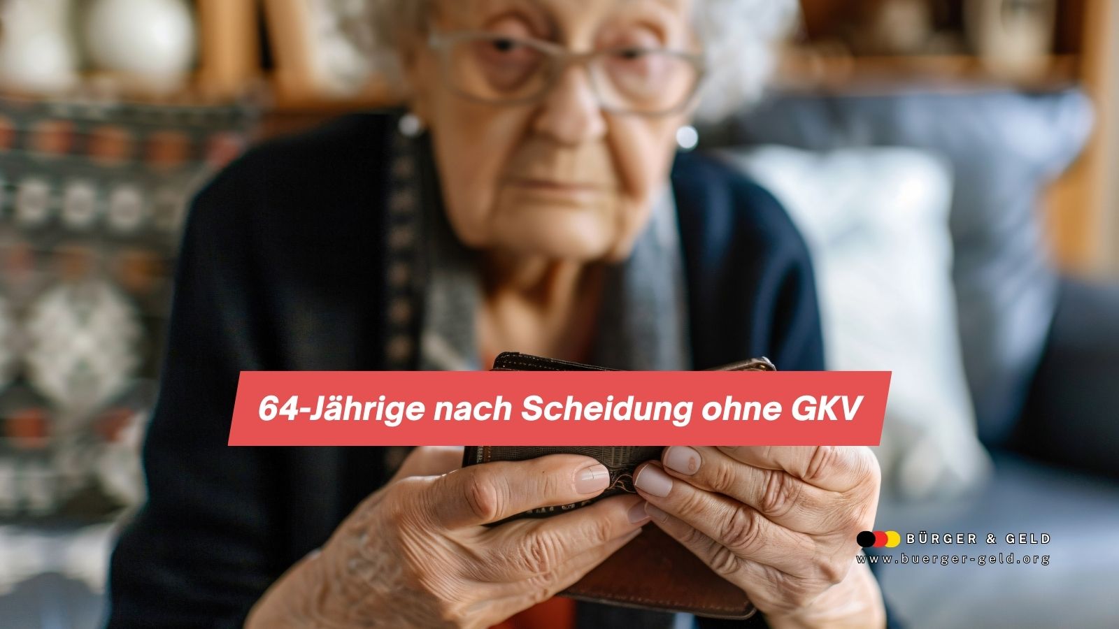 Alte Frau mit leerem Portemonnaie