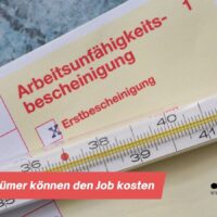 Krankschreibung: Diese fünf Irrtümer können den Job kosten 5 Arbeitsunfähigkeitsbescheinigung mit Fieberthermometer – Hinweis „Diese Irrtümer können den Job kosten“ auf Bürger & Geld, Ratgeber zu Krankschreibung und Arbeitsrecht.