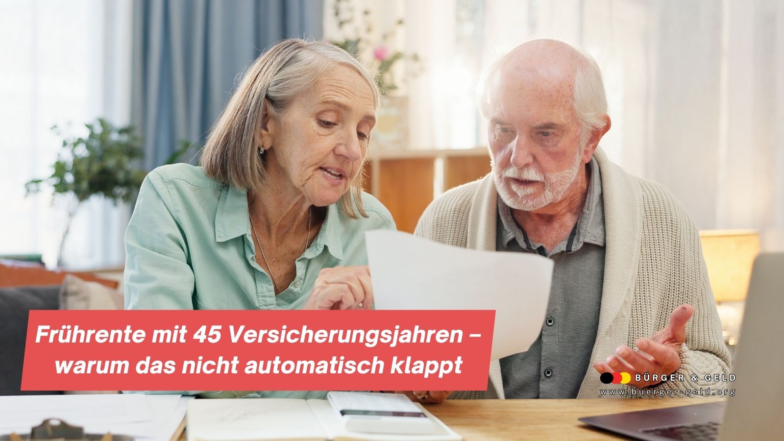 Älteres Paar diskutiert Rentenunterlagen.