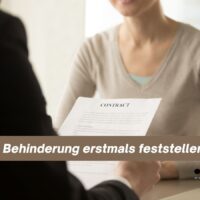 Grad der Behinderung erstmals feststellen lassen: So läuft das Verfahren wirklich ab 5 Mitarbeiter überreicht einer Frau ein Dokument im Büro, darüber der Schriftzug „Grad der Behinderung erstmals feststellen lassen“ – Symbolbild für Antrag und Beratung bei Bürger & Geld.