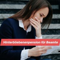 Hinterbliebenenpension für Beamte: Wie viel bleibt wirklich übrig, wenn der Ehepartner stirbt? 5 Frau liest Dokumente auf Treppen.