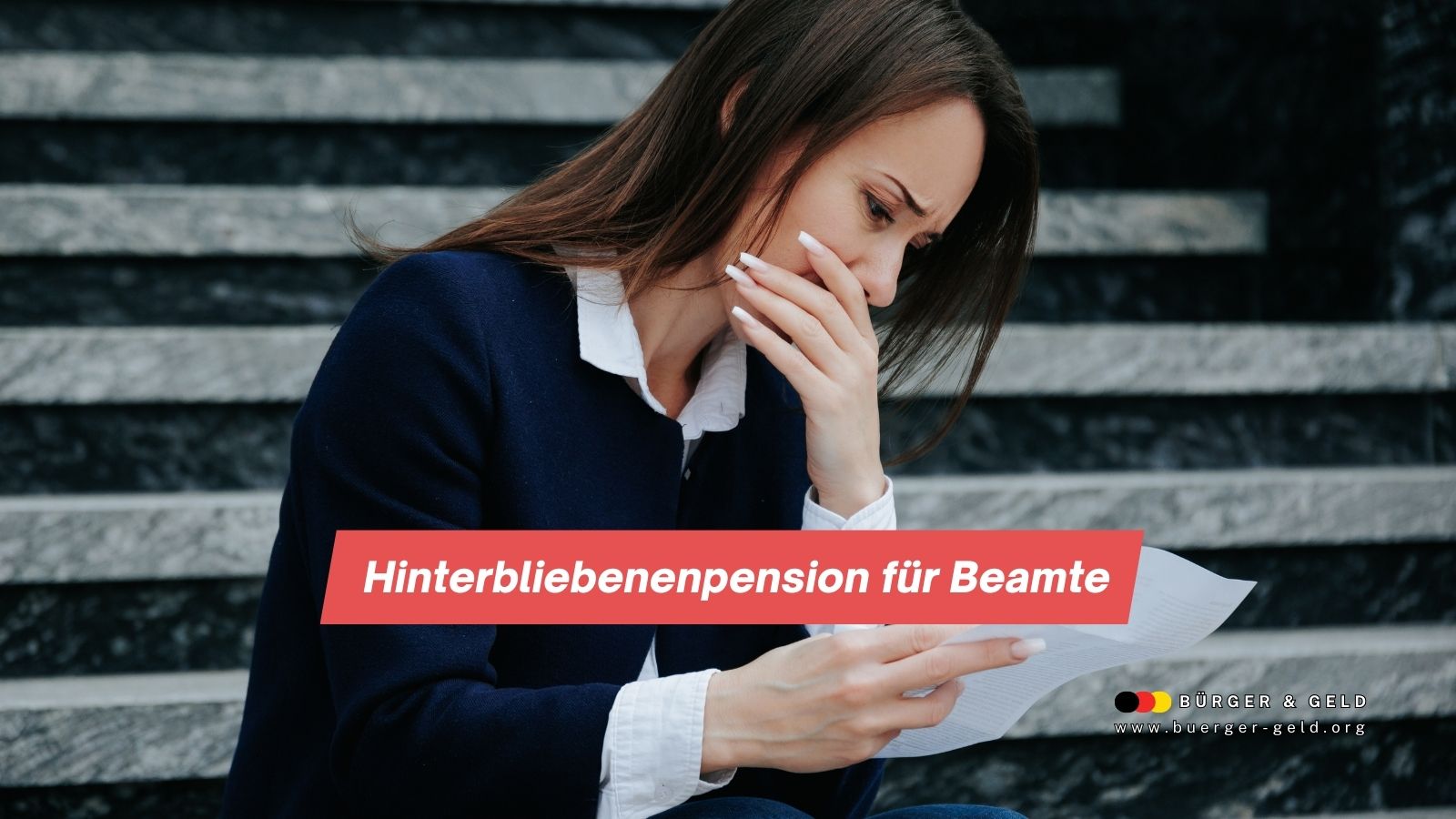 Frau liest Dokumente auf Treppen.