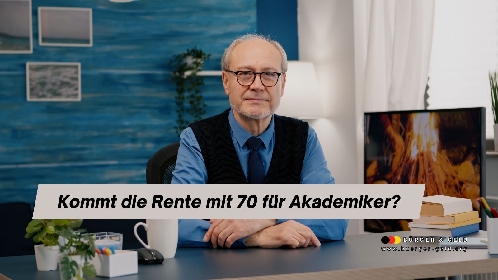 Älterer Büroangestellter sitzt an Schreibtisch, im Vordergrund der Schriftzug „Kommt die Rente mit 70 für Akademiker?“ als Banner, rechts unscharfer Fernseher mit Kaminfeuer, Branding Bürger & Geld.