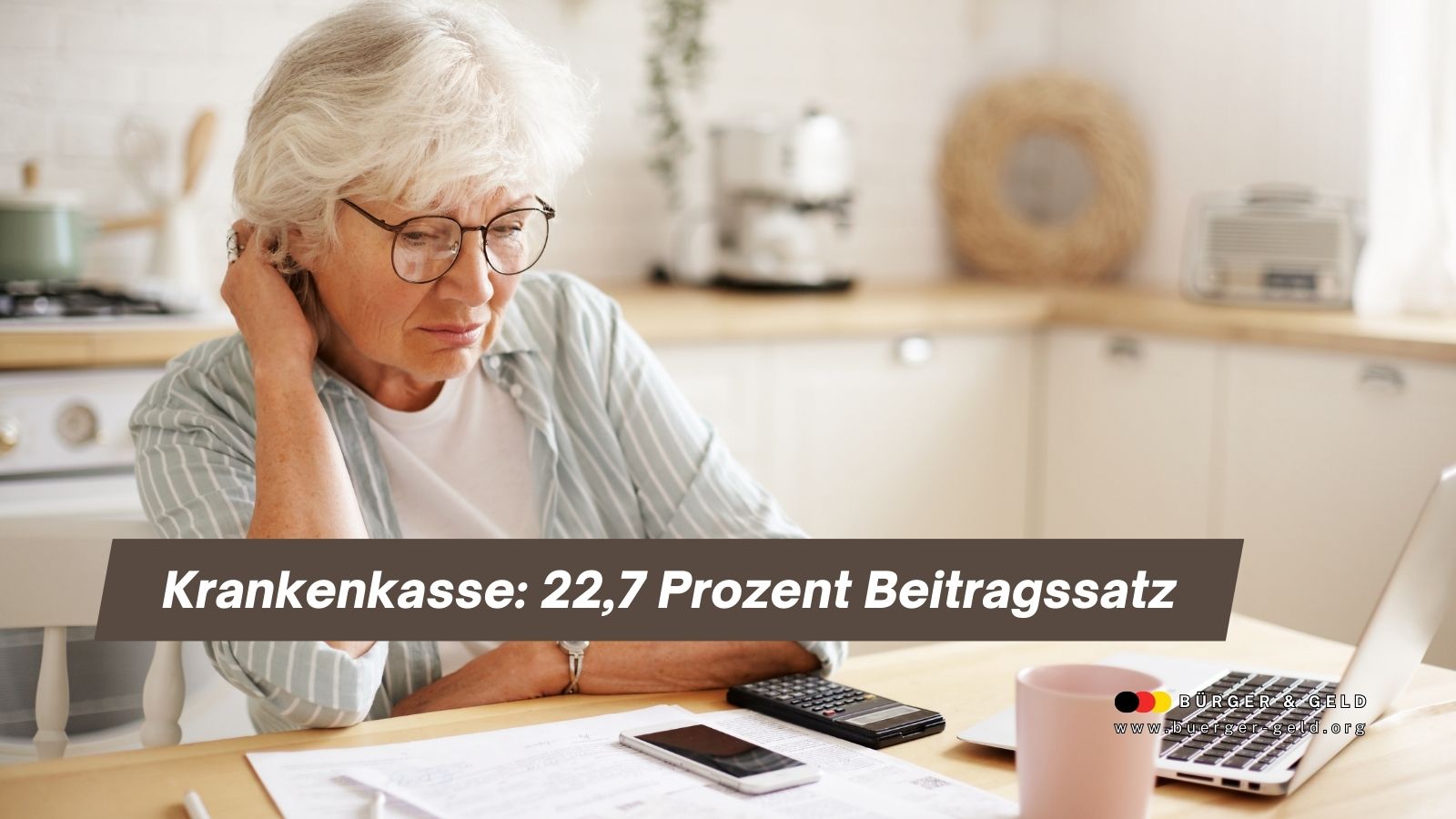 Ältere Frau sitzt besorgt mit Unterlagen, Taschenrechner und Smartphone am Küchentisch; Textbanner „Krankenkasse: 22,7 Prozent Beitragssatz“, Symbolbild zu steigenden GKV-Kosten für Rentner.