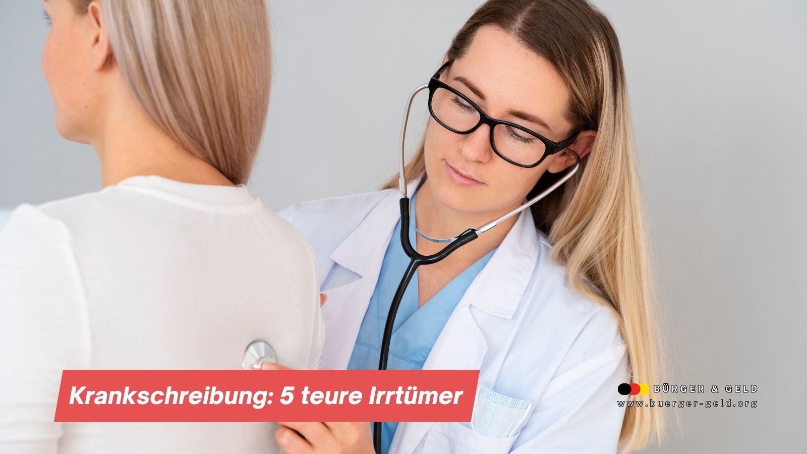 Ärztin untersucht Patientin mit Stethoskop.