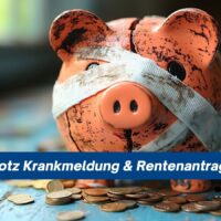 Sparschwein mit Verband und verstreuten Münzen als Symbol für finanzielle Not bei Minijob trotz Krankmeldung und laufendem Rentenantrag im Bürgergeld-Bezug.