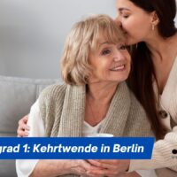 Pflegegrad 1: Kehrtwende in Berlin – Was sich 2026 für Betroffene wirklich ändert 4 Ältere Frau sitzt lächelnd auf dem Sofa, ihre erwachsene Tochter umarmt sie liebevoll – Symbolbild für Angehörige, die von der Kehrtwende beim Pflegegrad 1 in Berlin profitieren.