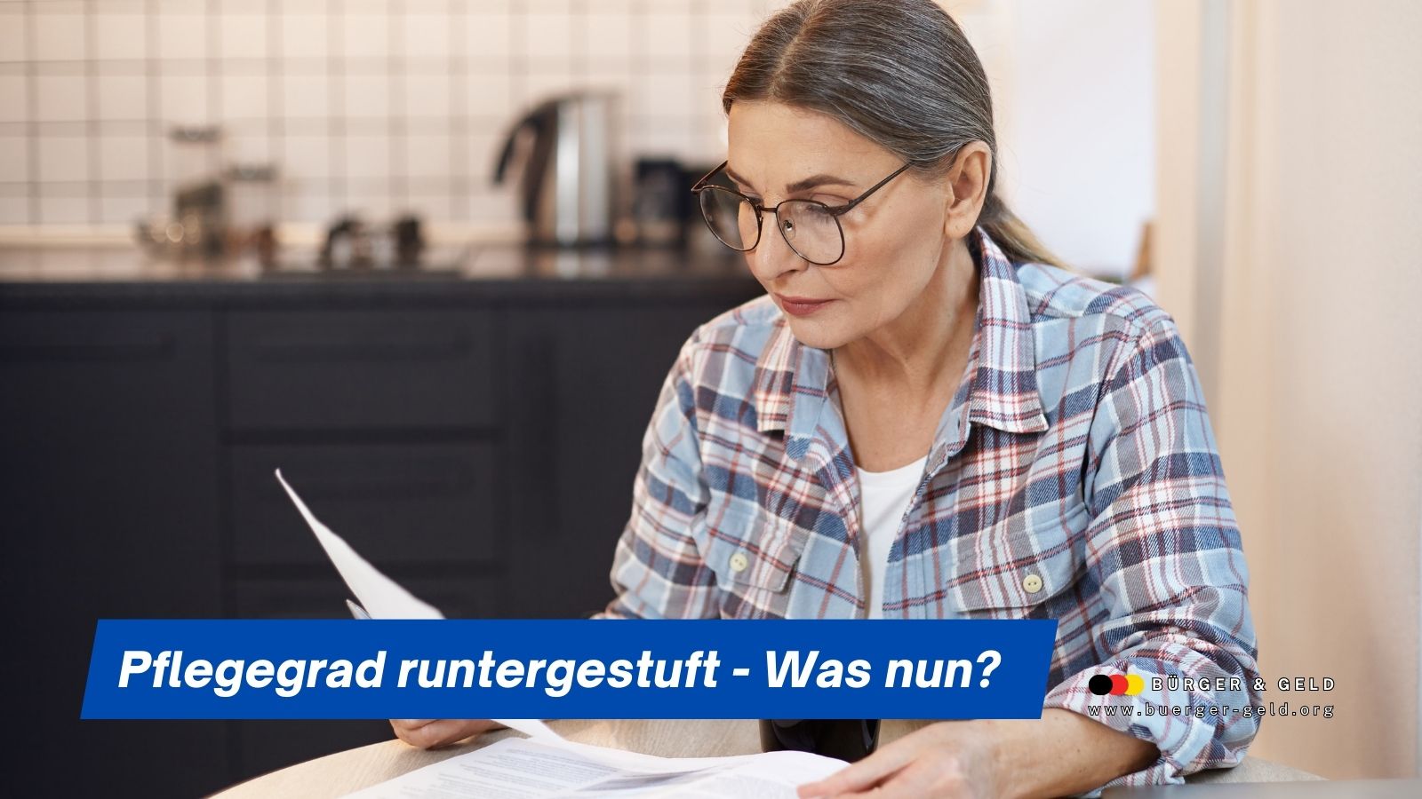 Ältere Frau sitzt nachdenklich am Küchentisch und hält einen Bescheid der Pflegekasse in der Hand, dazu der Schriftzug „Pflegegrad runtergestuft – Was nun?