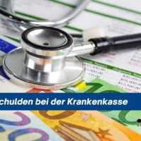 Stethoskop liegt auf Euro-Geldscheinen und Rechnungen – Symbolbild für Schulden bei der Krankenkasse und drohende Versorgungslücke.