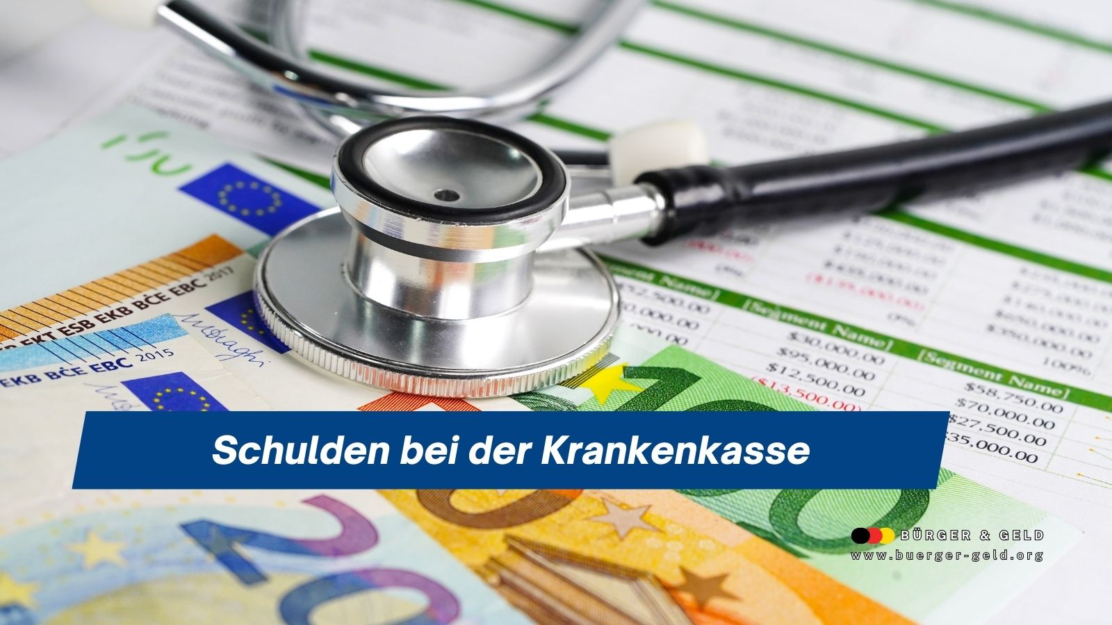 Stethoskop liegt auf Euro-Geldscheinen und Rechnungen – Symbolbild für Schulden bei der Krankenkasse und drohende Versorgungslücke.