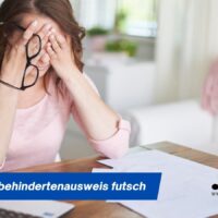 Schwerbehindertenausweis futsch – ist jetzt auch die Erwerbsminderungsrente in Gefahr? 5 Frau sitzt verzweifelt vor Laptop und Unterlagen, hält die Brille in der Hand – Sorge, weil der Schwerbehindertenausweis futsch ist und Vergünstigungen wegfallen.