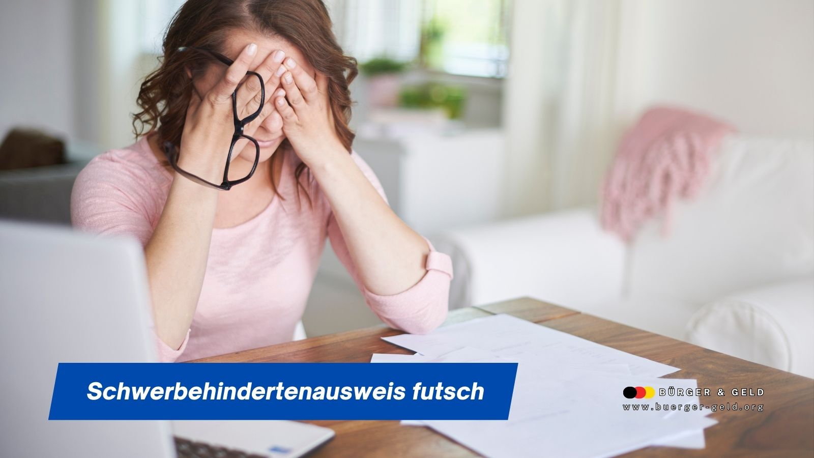 Frau sitzt verzweifelt vor Laptop und Unterlagen, hält die Brille in der Hand – Sorge, weil der Schwerbehindertenausweis futsch ist und Vergünstigungen wegfallen.