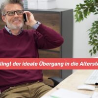 Block- oder Gleichverteilungsmodell? So gelingt der ideale Übergang in die Altersteilzeit 5 Mann telefoniert im Büro, entspannt.