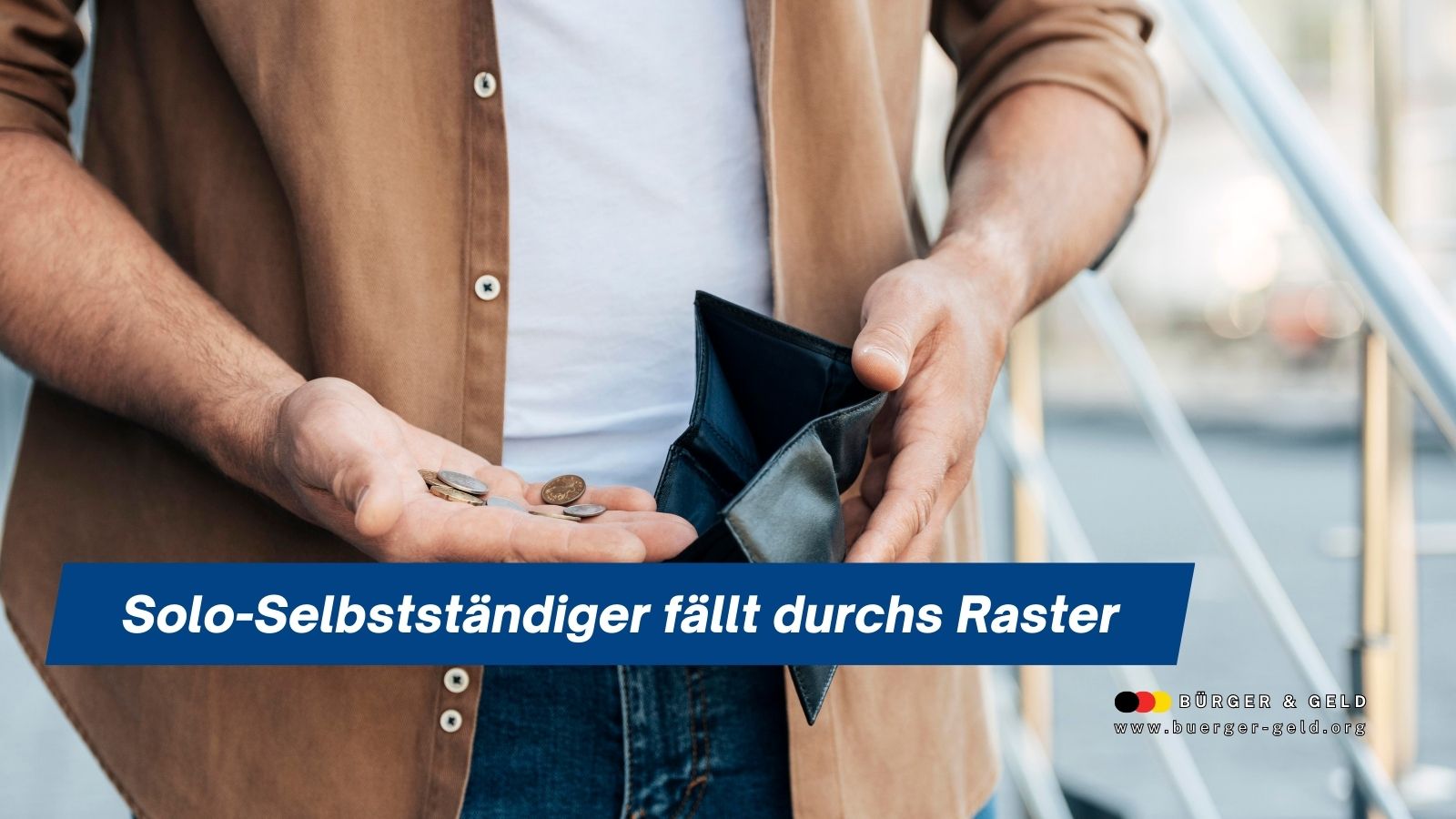 unger Solo-Selbstständiger mit leerer Geldbörse und wenigen Münzen in der Hand als Symbol für Armut und abgelehntes Bürgergeld.