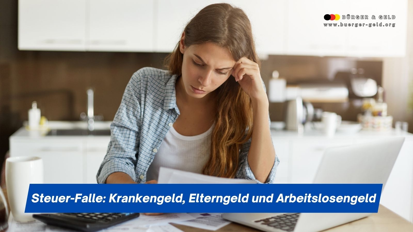 Junge Frau sitzt sorgenvoll am Küchentisch, prüft Rechnungen neben Taschenrechner und Unterlagen – Symbolbild für Steuerfalle bei Krankengeld, Elterngeld und Arbeitslosengeld.