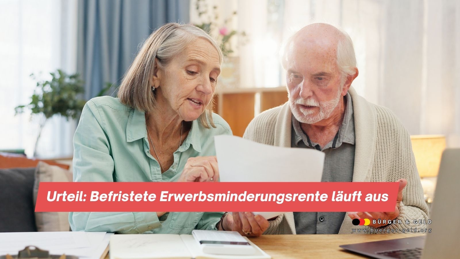 Ältere Menschen diskutieren Dokumente.