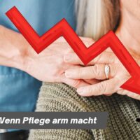Pflegekraft hält die Hand einer Seniorin im Rollstuhl, darüber roter Kurssturz-Pfeil – Symbol für Einkommensverlust, Armutsrisiko und sinkende Rente durch Pflege.