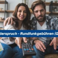 Festsetzungsbescheid im Briefkasten: Wann Sie sich gegen den Rundfunkbeitrag wehren sollten 5 Paar sitzt auf dem Sofa, hält eine TV-Fernbedienung in der Hand, im Vordergrund liegen Euro-Geldscheine – Symbolbild für Widerspruch gegen Rundfunkgebühren (GEZ) bei Bürger & Geld.