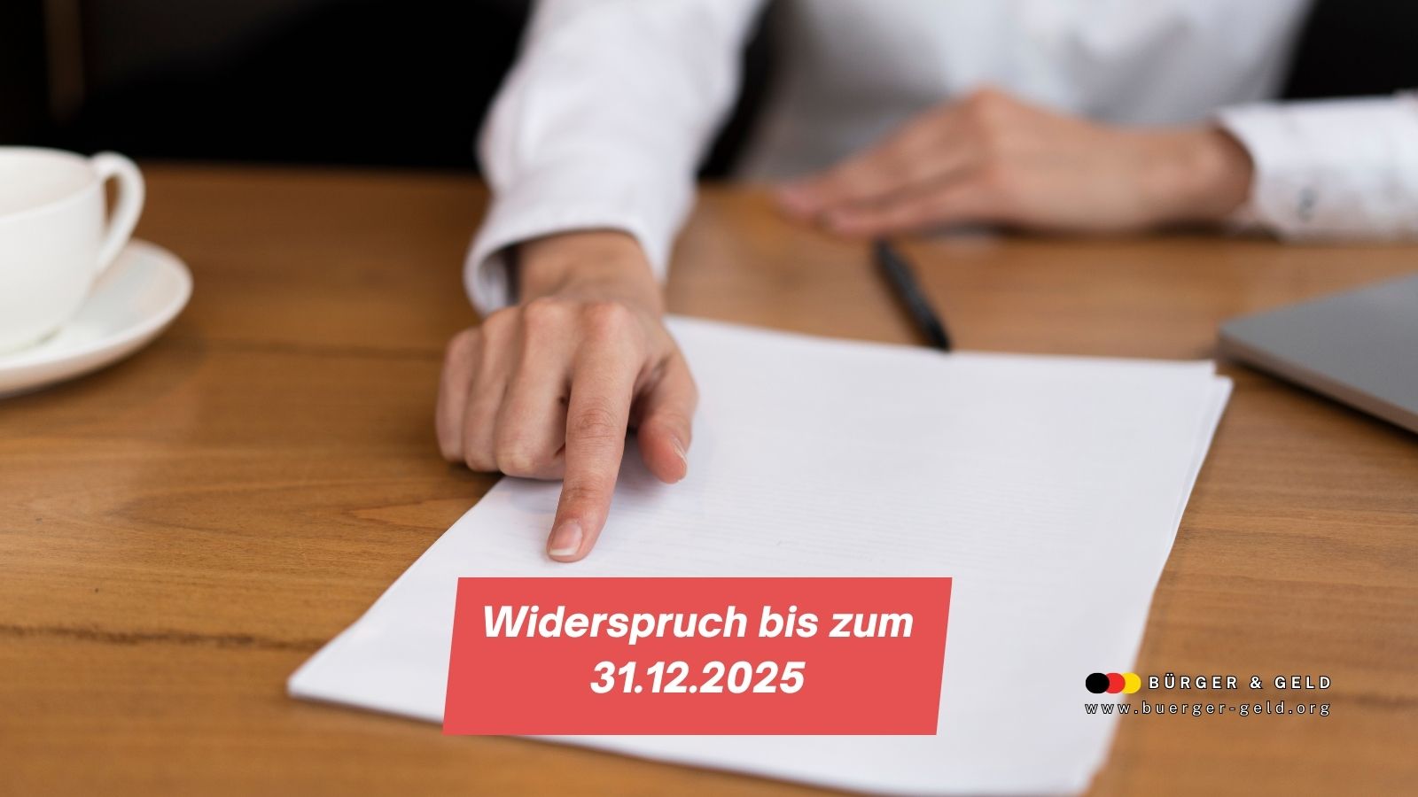 Hand zeigt auf ein Dokument