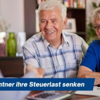 Steuerbescheid im Briefkasten? Wie Rentner 2026 ihre Steuerlast auf null senken 5 Älteres Rentnerpaar lässt sich am Schreibtisch steuerlich beraten und freut sich darüber, wie es seine Steuerlast im Ruhestand senken kann, Bürger & Geld