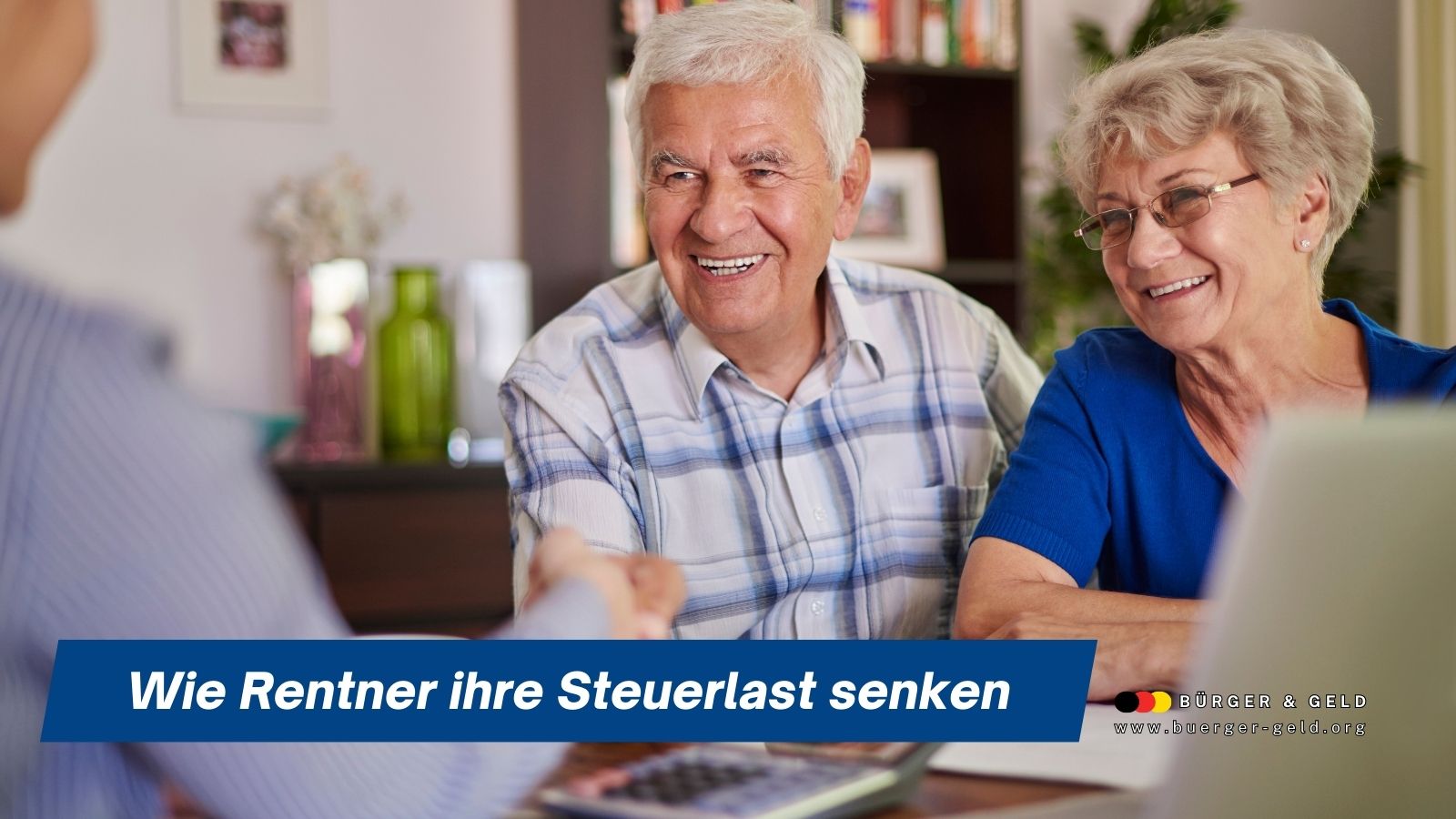 Älteres Rentnerpaar lässt sich am Schreibtisch steuerlich beraten und freut sich darüber, wie es seine Steuerlast im Ruhestand senken kann, Bürger & Geld