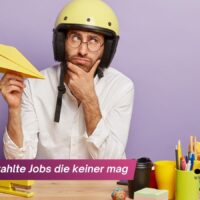 Mann mit Papierflieger und Helm