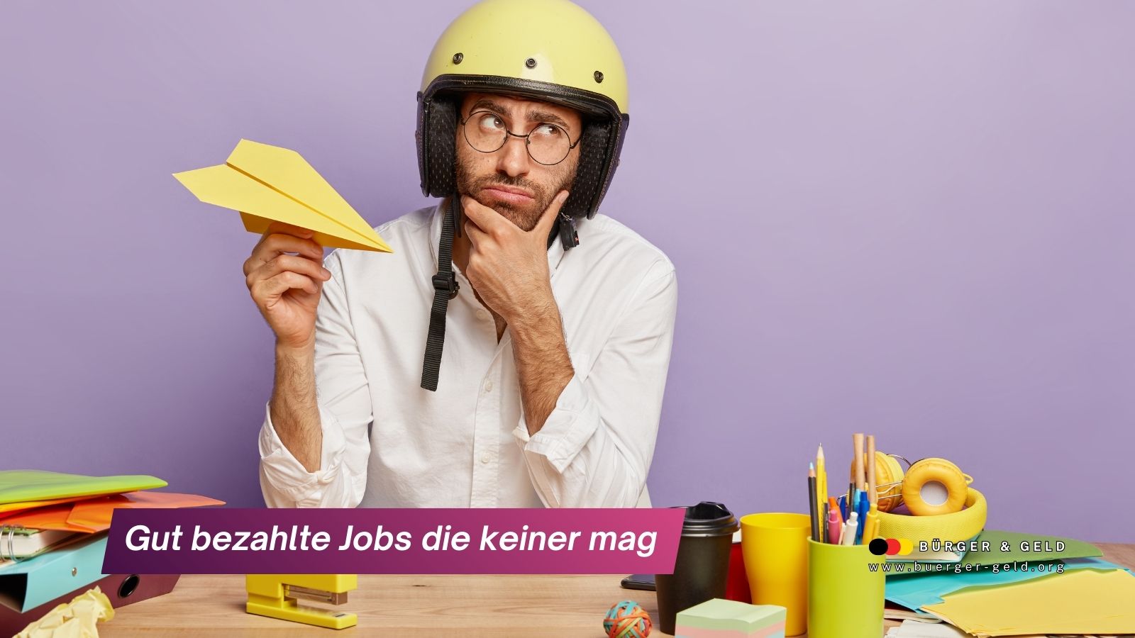 Mann mit Papierflieger und Helm