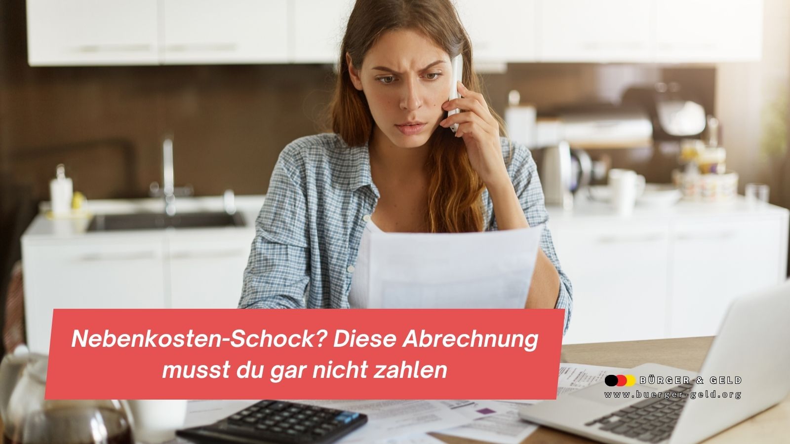 Frau mit Rechnungen am Tisch.