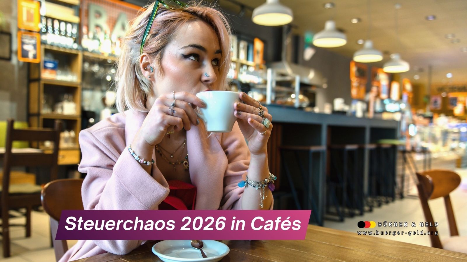 Frau trinkt Kaffee in Café.