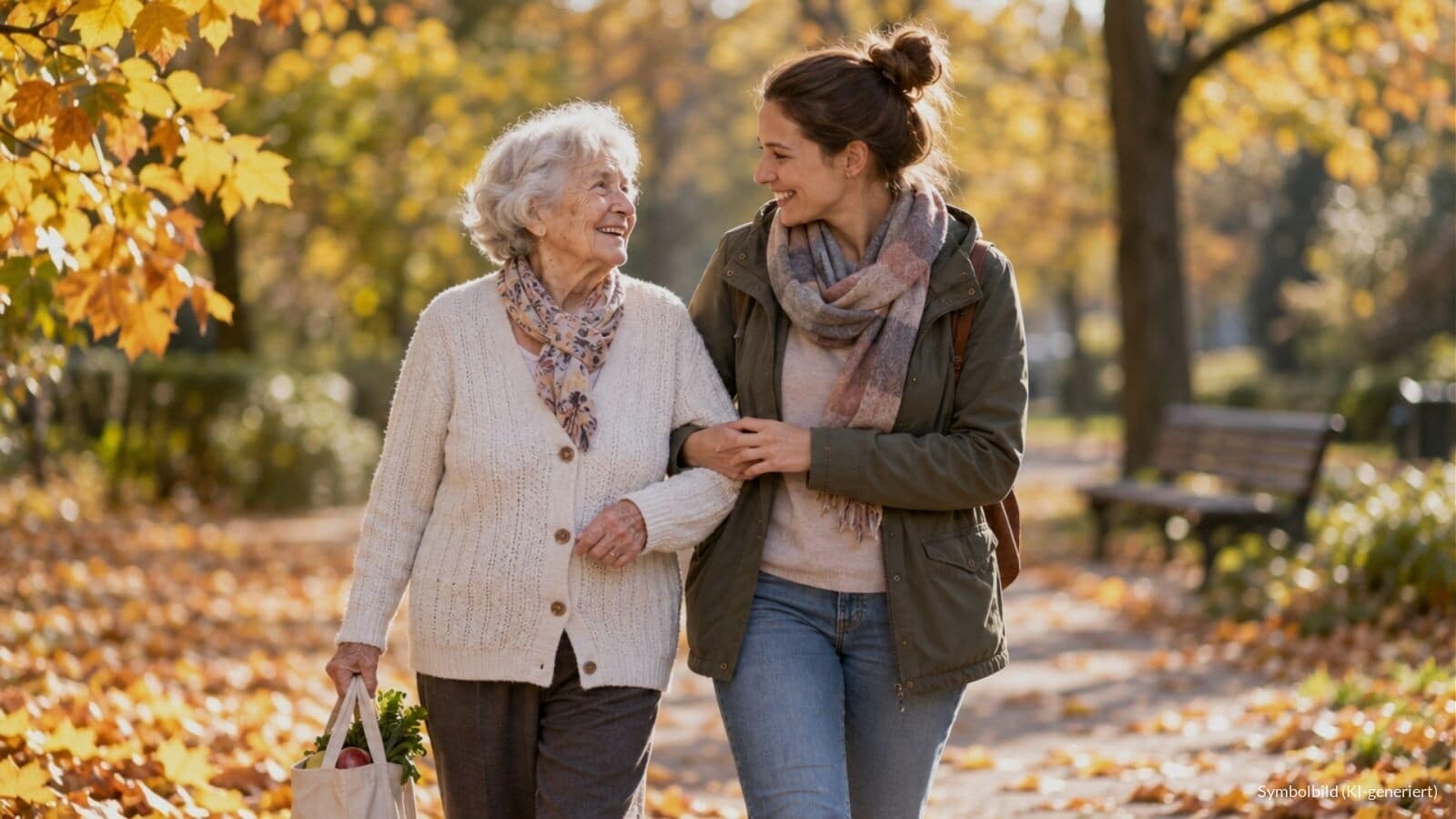 Ältere Frau mit Pflegegrad 1 geht mit einer Alltagsbegleiterin durch einen herbstlichen Park, Symbolbild für den Entlastungsbetrag 2026 und das Restguthaben vor der Pflegereform