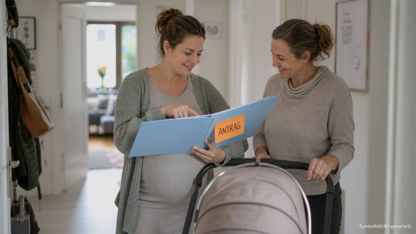 Schwangere Frau und ihre Mutter im hellen Hausflur mit einem gebrauchten Kinderwagen und einer Mappe mit der Aufschrift „ANTRAG“